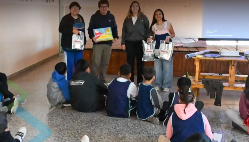 Entrega de juegos reciclados a la Escuela 77, ganadora de la campaña ambiental.