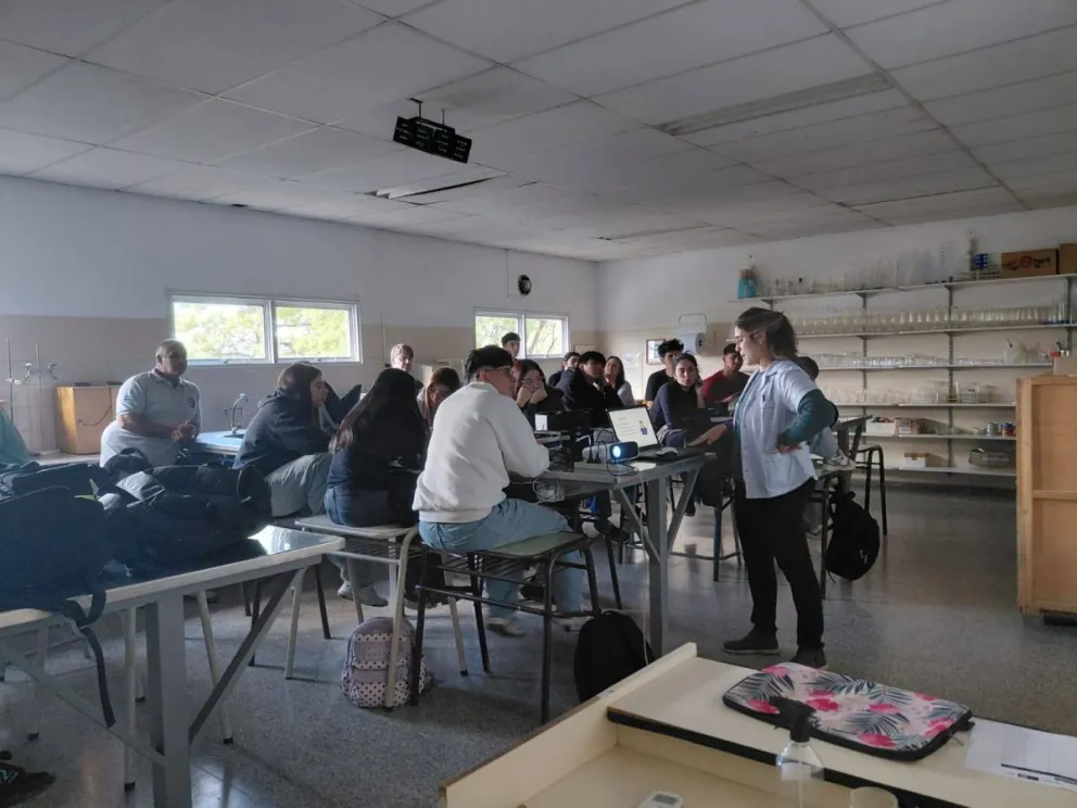 Primera jornada del proyecto conjunto entre el CET 13 y el hospital local con estudiantes de nivel medio.