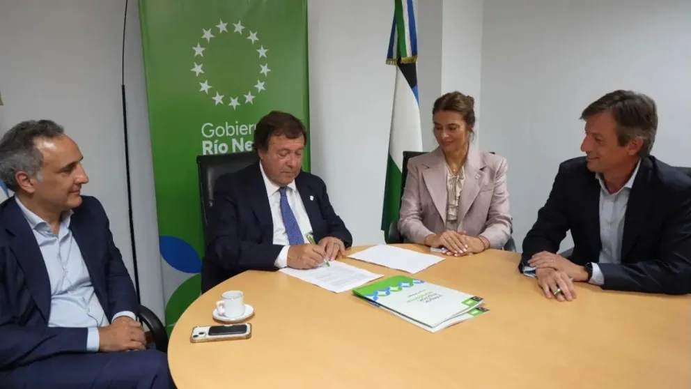 Weretilneck firmó el acuerdo que posiciona a Río Negro como eje de exportación de GNL