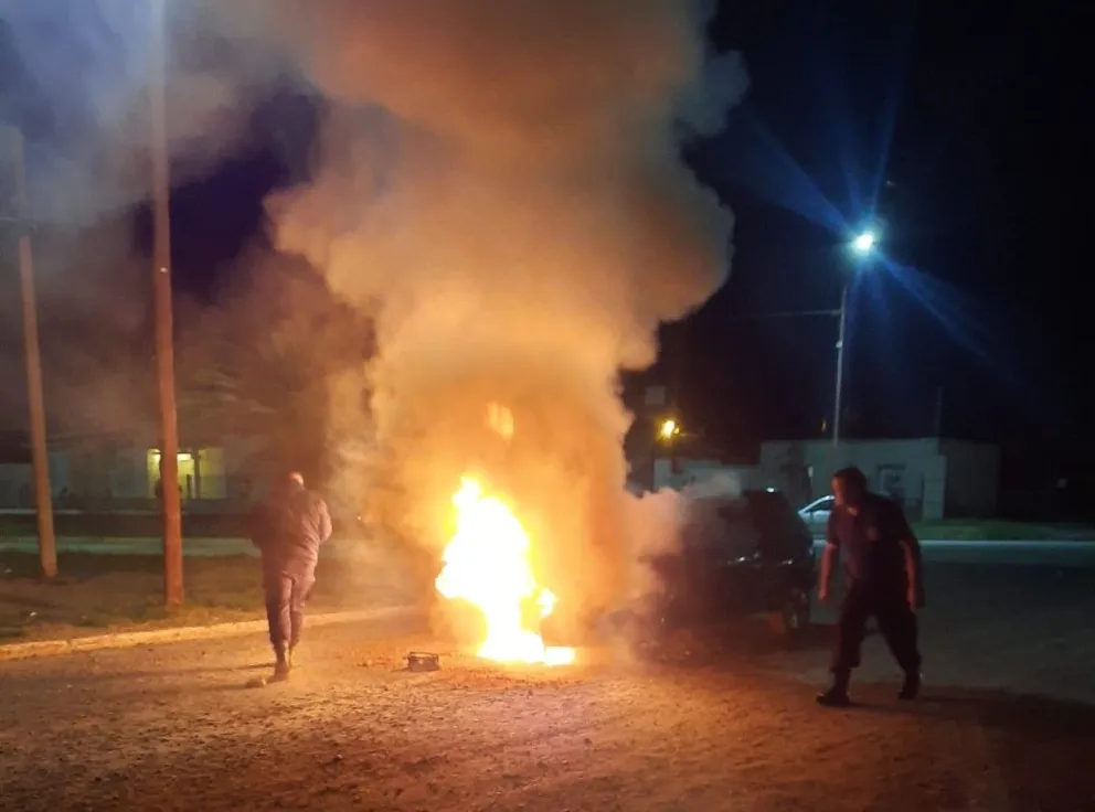 El vehículo fue consumido por las llamas y no se registraron heridos.