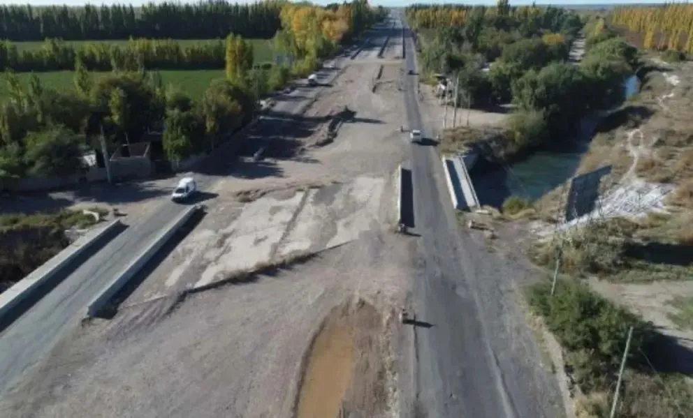 El tramo de la ruta 22 en el Alto Valle presenta sectores con deterioro marcado, uno de los puntos que la provincia busca resolver con el traspaso y futuras obras. Foto: archivo ANR