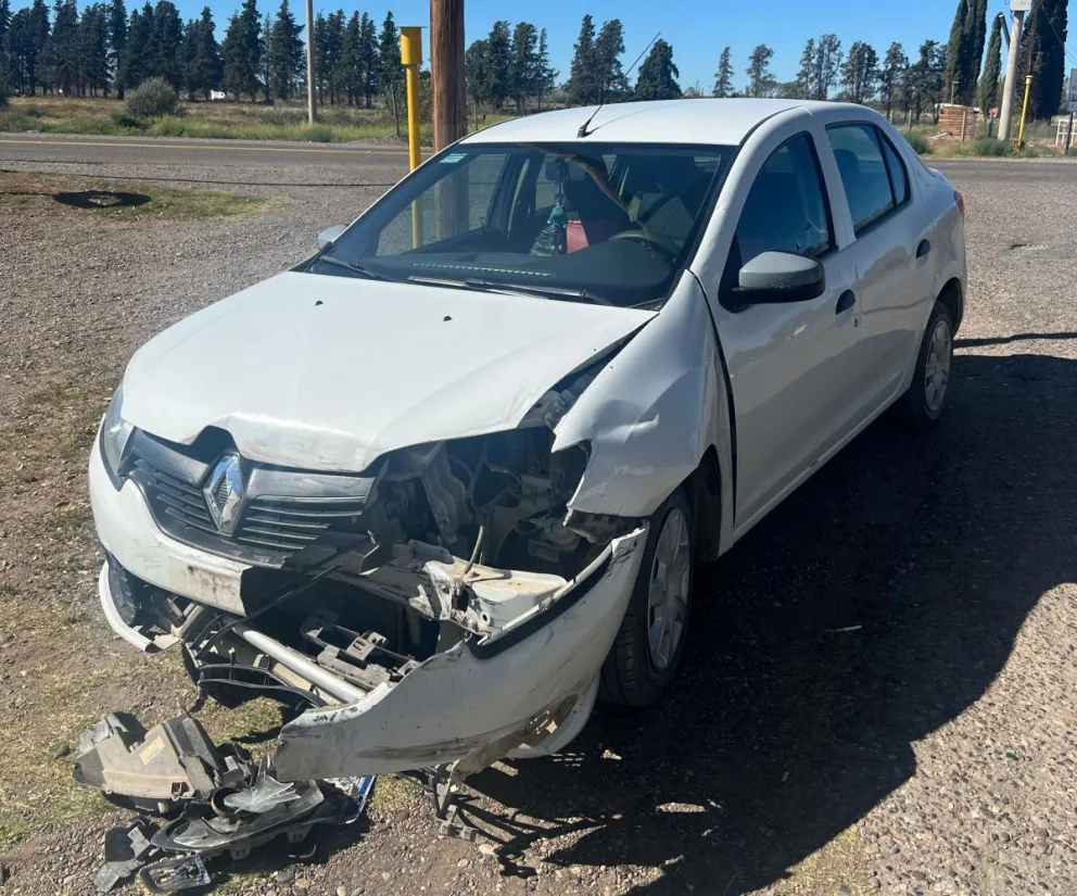 El choque ocurrió frente a la unidad de tránsito de Pomona y no dejó personas heridas.
