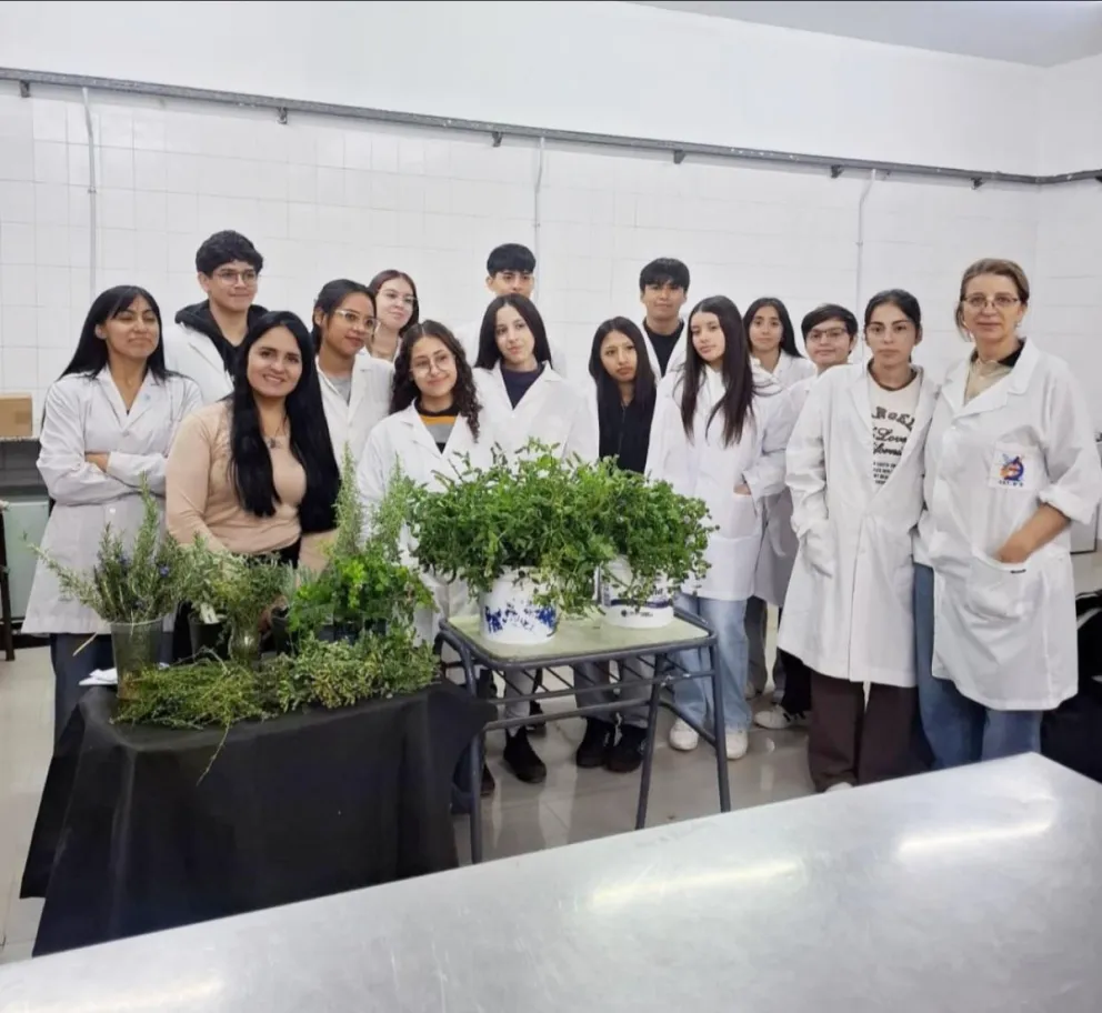 Estudiantes participan de un proyecto que integra formación técnica y producción sustentable de aromáticas.