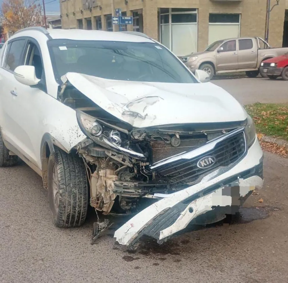 El choque ocurrió en una esquina céntrica de Lamarque y no dejó personas heridas.