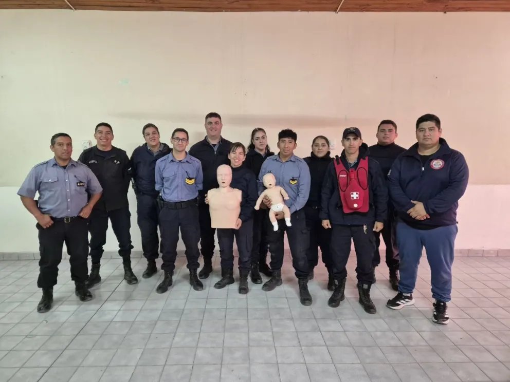 Policías de Chimpay se capacitaron en RCP y técnicas de emergencia para mejorar la respuesta ante situaciones críticas.