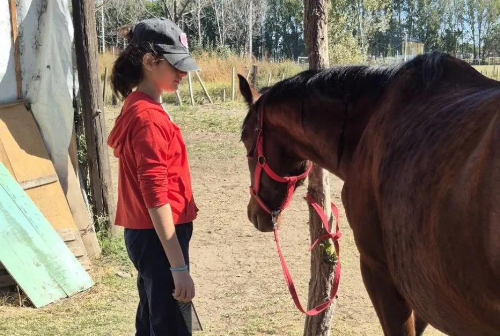 El centro funciona en un predio cercano al Club Almafuerte y continúa ampliando su capacidad de atención con más equinos y nuevas actividades solidarias.