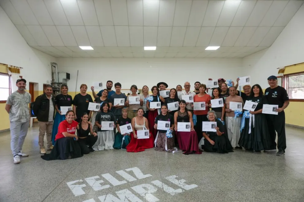 Con gran participación regional, el seminario de danzas folclóricas en Darwin reafirmó el valor de la formación y la identidad cultural en el Valle Medio.