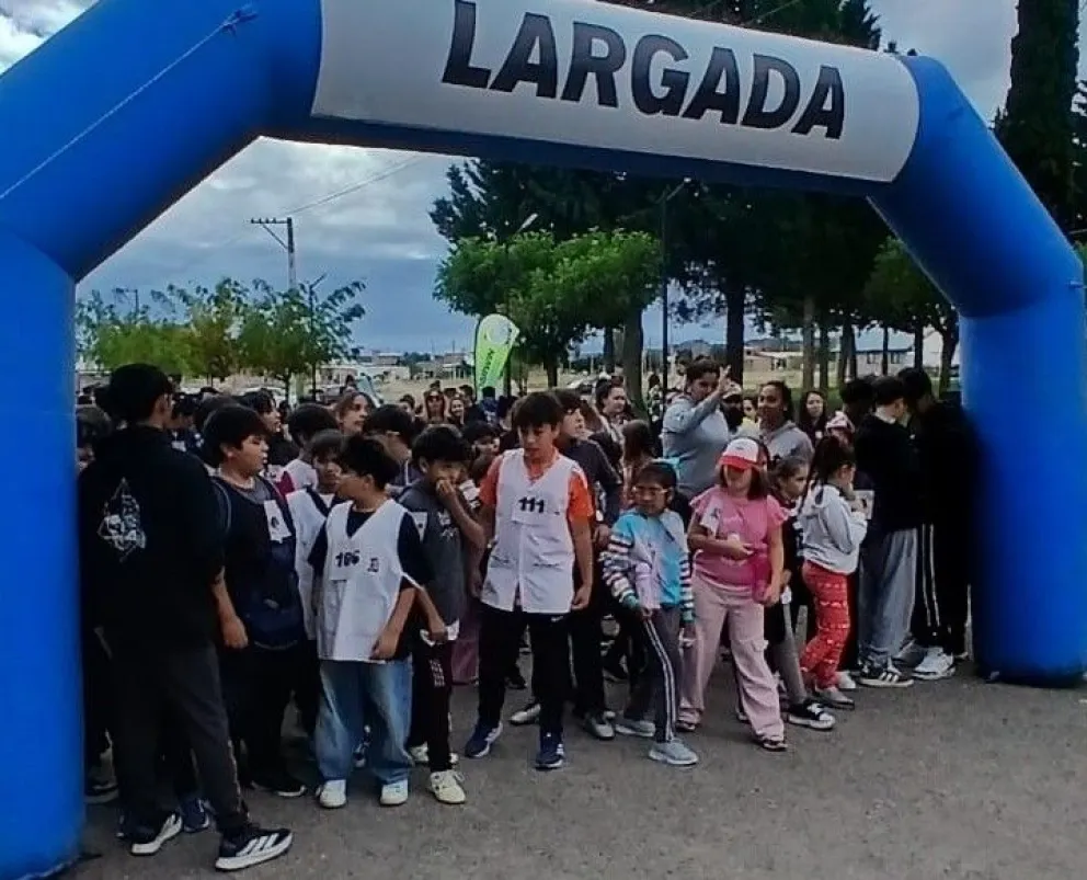 La comunidad de Darwin se sumó a la correcaminata organizada por la Escuela N° 34 en una jornada que promovió la actividad física y la vida saludable.