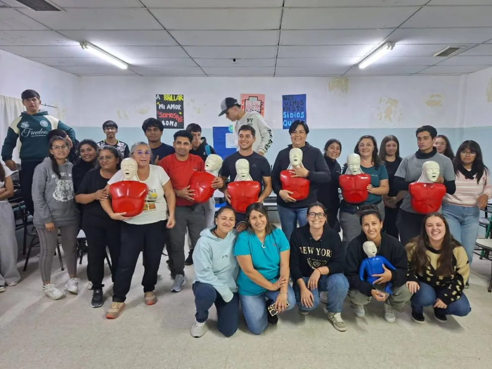 Estudiantes participaron de talleres sobre vínculos saludables y capacitación en RCP impulsados por el hospital local.