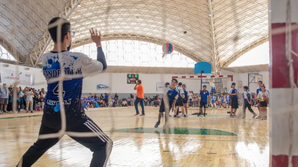 Los más chicos ya disfrutan del nuevo piso en el polideportivo de Las Grutas.