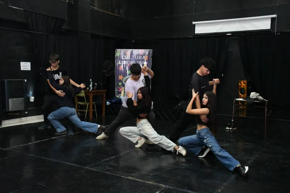 El Taller de Tango se dicta los martes por la noche y forma parte de la oferta cultural abierta a toda la comunidad.