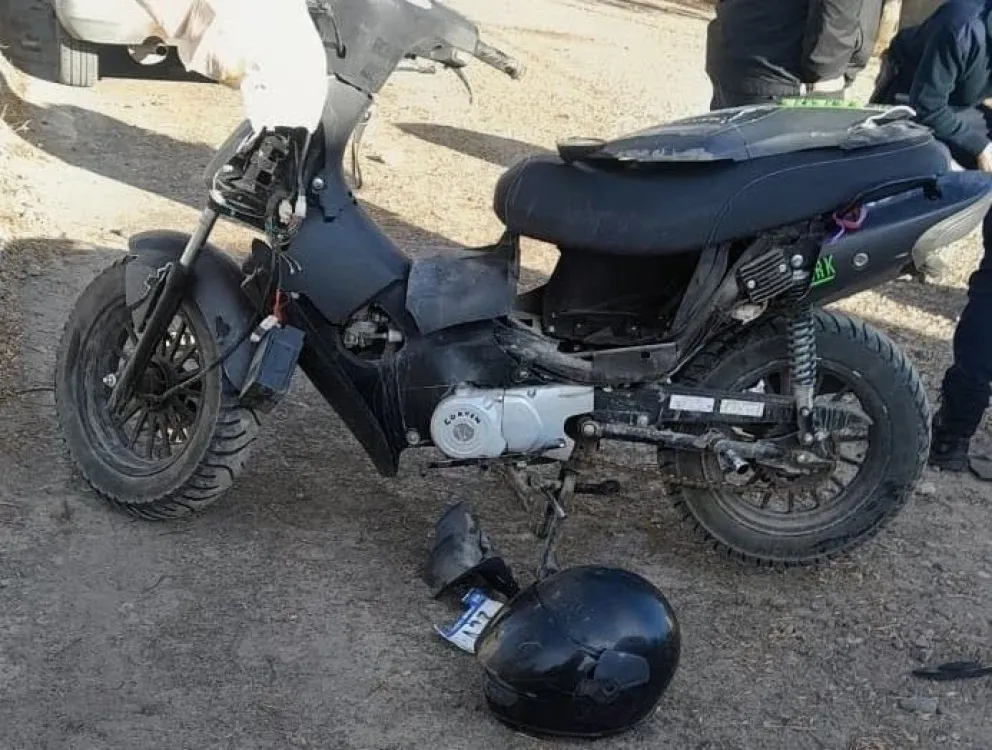 El siniestro ocurrió en una esquina céntrica y dejó al motociclista con una fractura de cúbito izquierdo.