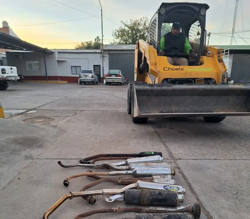 El Municipio destruyó escapes adulterados para evitar su reutilización y reducir el ruido en la ciudad.