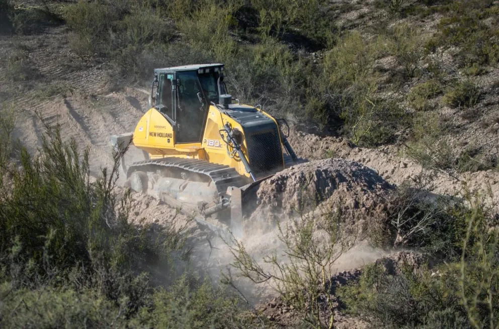 Realizan obras en la zona de bardas para contener el agua y prevenir daños en sectores poblados.