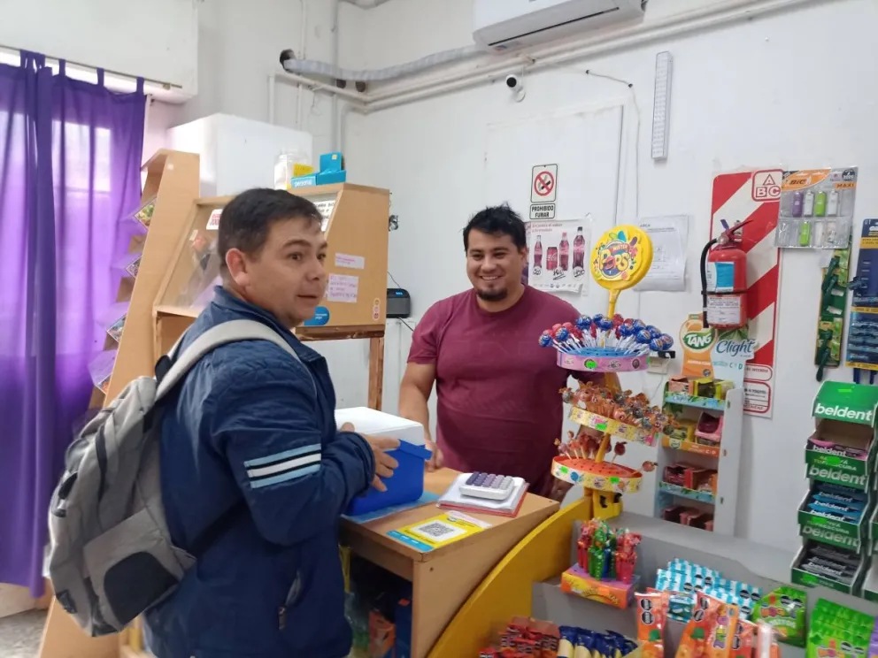 Enfermeros recorrieron comercios y aplicaron vacunas antitetánicas en el inicio de la campaña.