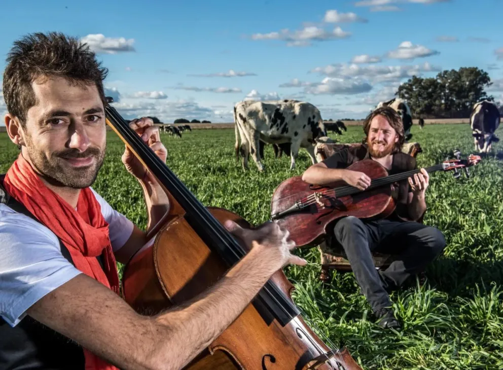CheChelos se presenta en Choele Choel con un show que fusiona folclore y violonchelo.