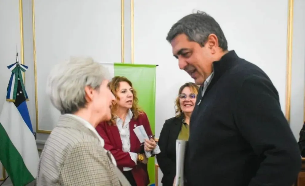 Tras el acto en el Salón Gris, Thalasselis, garantizó que habrá vacunas para toda la población más allá de la demora y atribuyó la demora al conflicto de Medio Oriente, por un problema de distribución. Foto: Vanesa Schwemmler.