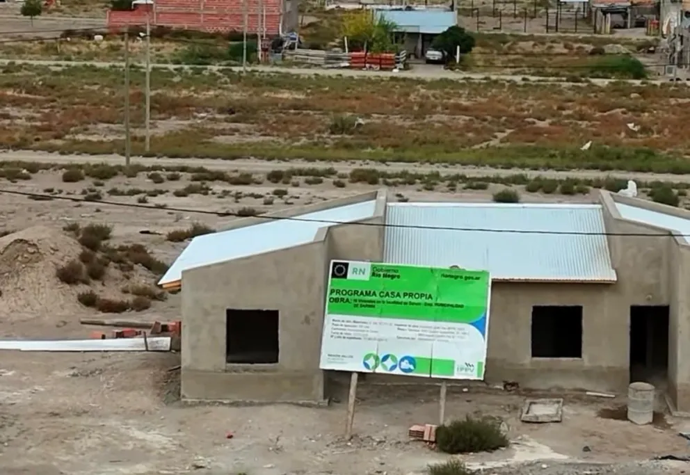 Avanzan las obras de electrificación, viviendas y el polideportivo en Darwin. Foto: Municipio Darwin.