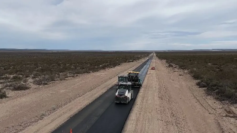 La repavimentación de rutas provinciales 6 y 8 es financiada íntegramente con recursos provinciales.Crédito: Gobierno de Río Negro