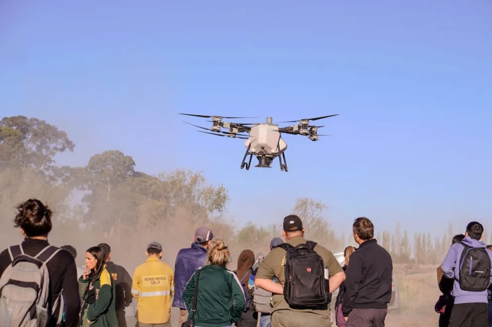 Productores del Valle Medio participaron de una capacitación en el CEAER con demostraciones prácticas del uso de drones en el agro. Foto: gentiliza Ceaer.