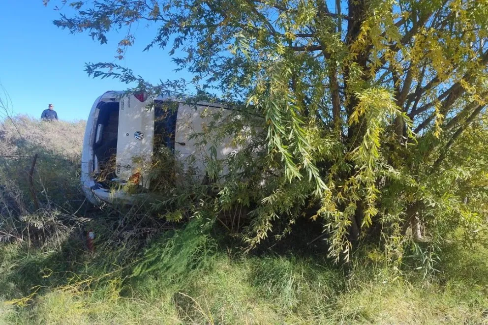 El vehículo terminó volcado sobre la banquina del camino alternativo; la conductora logró salir por sus propios medios y se encuentra fuera de peligro. Foto: gentileza.