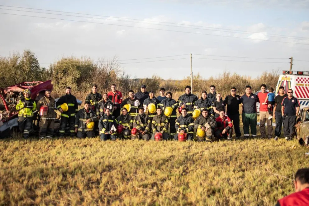 Bomberos de la Regional III participaron en Chimpay de una capacitación intensiva en rescate vehicular avanzado. Foto: Academia Bomberos Río Negro.