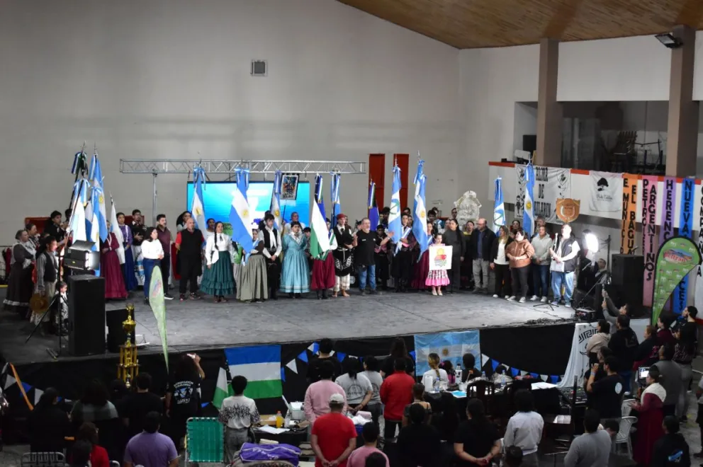 El gimnasio municipal se vio colmado durante dos jornadas en una verdadera fiesta del folclore con participación de todo el país. Foto: Municipio Luis Beltrán.