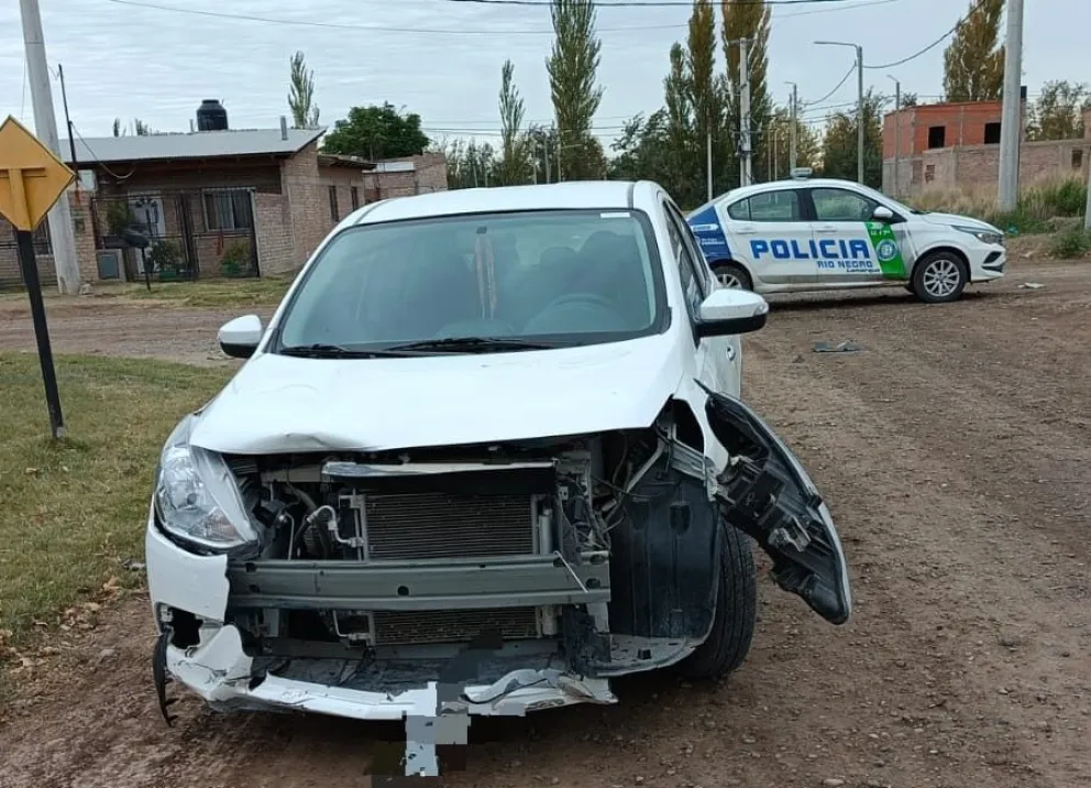 El choque ocurrió al mediodía en una esquina de Lamarque y dejó a una adolescente con heridas leves. Foto: gentileza.