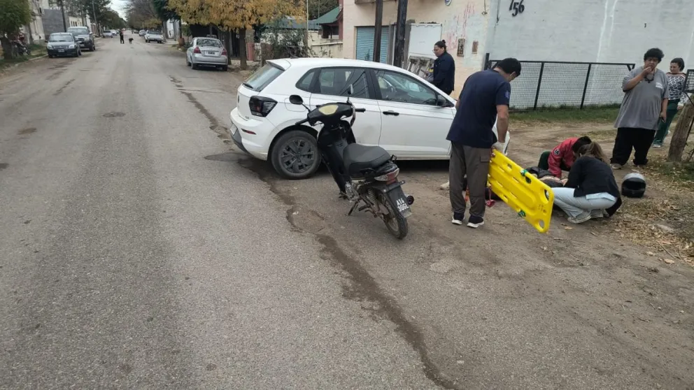 El accidente ocurrió al mediodía en Río Colorado y dejó a una mujer hospitalizada tras el impacto entre una moto y un auto. Foto: gentileza.