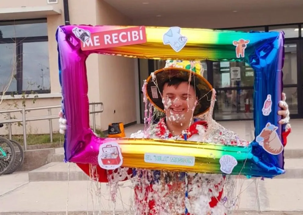 Hilario Masson recibió su diploma en Choele Choel, en una emotiva ceremonia que destacó la inclusión y el acceso a la educación universitaria. Foto: Universidad Nacional de Río Negro.