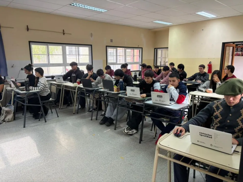 Alumnos del CET 20 de Lamarque realizan relevamientos y confección de planos para colaborar con la regularización de viviendas y el ordenamiento urbano de la ciudad. Foto: Consejo escolar Choele Choel.