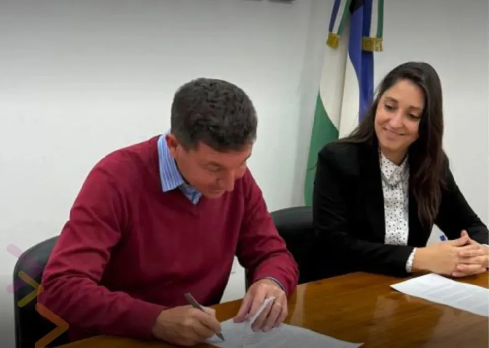 La Municipalidad y el CEAER firmaron un convenio para que estudiantes realicen prácticas profesionalizantes en distintas áreas municipales. Foto: Municipio Choele Choel.