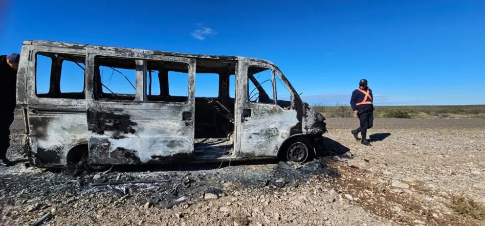 Bomberos Voluntarios de Lamarque trabajaron en el lugar para controlar las llamas y evitar la propagación del fuego hacia los pastizales cercanos. Foto: gentileza.