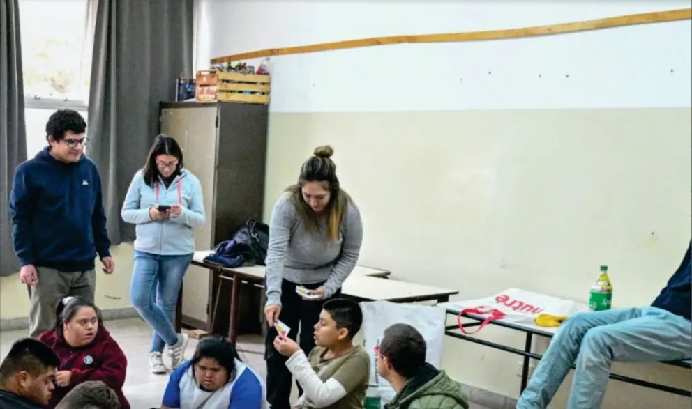 Estudiantes de la Escuela Especial N°8 participaron en actividades sobre reciclaje y elaboraron ecobotellas durante la jornada ambiental. Foto: Municipio Choele Choel.