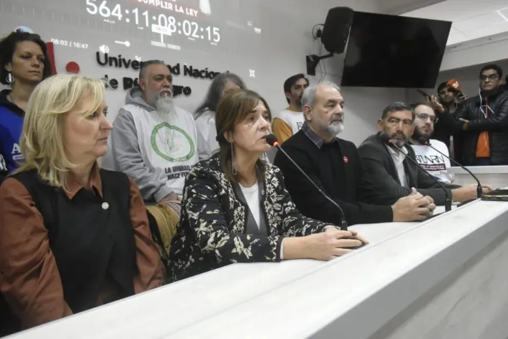 Las autoridades de la Universidad Nacional del Comahue y la Universidad Nacional de Rio Negro, encabezaron la conferencia y enunciaron la consigna de la nueva marcha convocada. Foto: Vanesa Schwemmler para NoticiasNet.