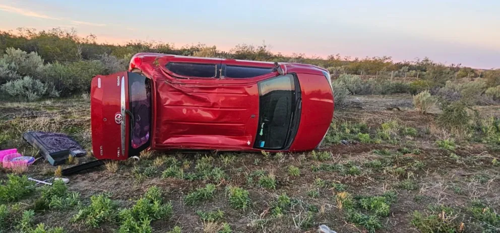 El Toyota Etios terminó volcado sobre uno de sus laterales tras el despiste ocurrido en la Ruta Nacional 250, cerca de Pomona. Foto: gentileza.