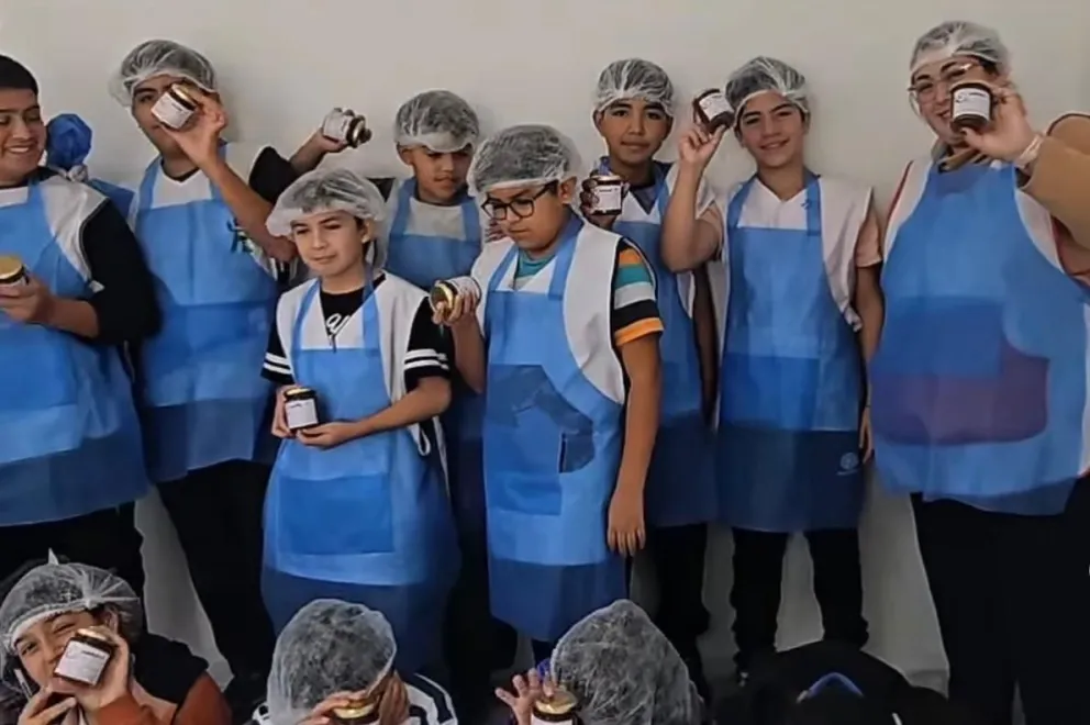 Los estudiantes elaboraron mermeladas y aprendieron sobre manipulación de alimentos en la Planta de Procesado Municipal de Lamarque. Foto: Municipio Lamarque.