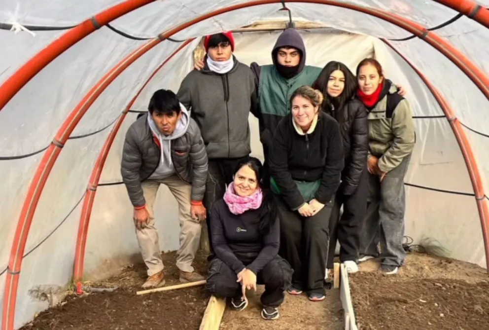 Alumnos de sexto año del CET 29 trabajan en la puesta en valor del invernadero municipal de Luis Beltrán para futuras producciones hortícolas. Foto: CET 29 Luis Beltrán.