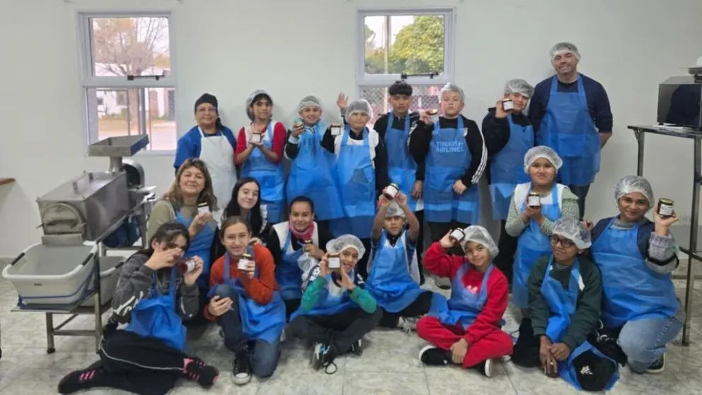 Estudiantes de distintas escuelas de Lamarque participaron de la elaboración de mermeladas en las jornadas educativas “Sabores de mi Pueblo”. Foto: Municipio Lamarque.