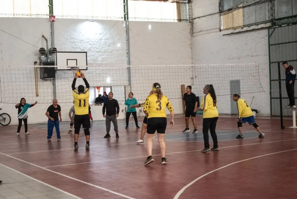 Familias de Chimpay participaron de una nueva edición del torneo familiar de Newcom en el marco del aniversario de la localidad. Foto: Municipio Chimpay.