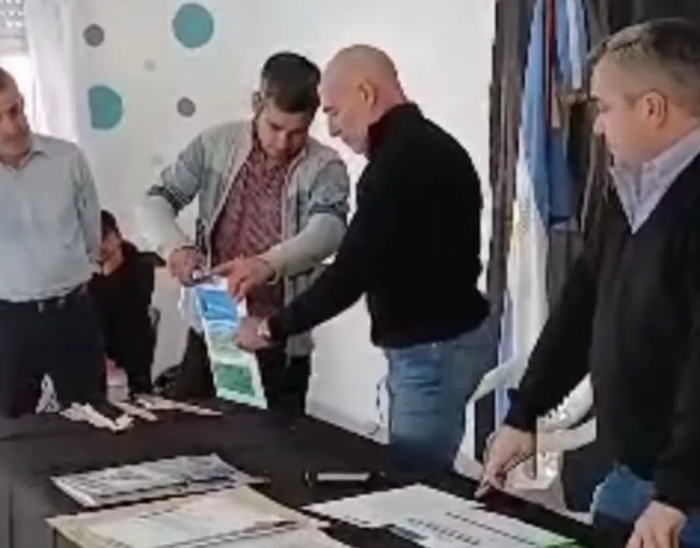 Autoridades provinciales y municipales encabezaron la entrega de escrituras y la licitación para una obra de iluminación en Coronel Belisle.