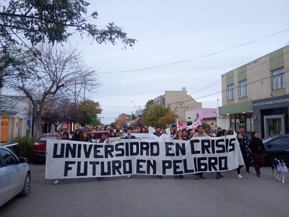 La movilización se desarrolló de manera pacífica y contó con el acompañamiento de distintos sectores sociales y educativos de la comunidad. Foto: gentileza.