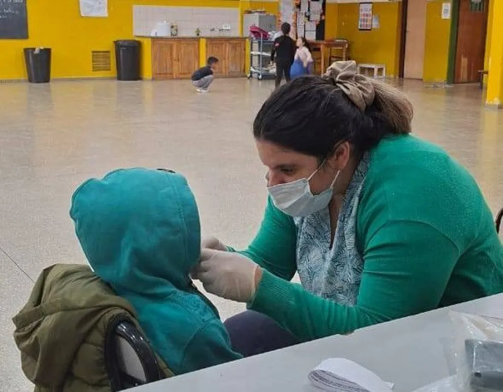 Profesionales del Hospital Área Programa Choele Choel realizan controles médicos y actividades de promoción de la salud en escuelas primarias de la localidad. Foto: Hospital Choele Choel
