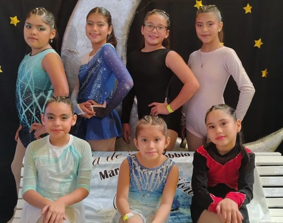 Las jóvenes patinadoras de Coronel Belisle participaron de su primera competencia oficial del año en Cinco Saltos. Foto: Municipio Belisle.