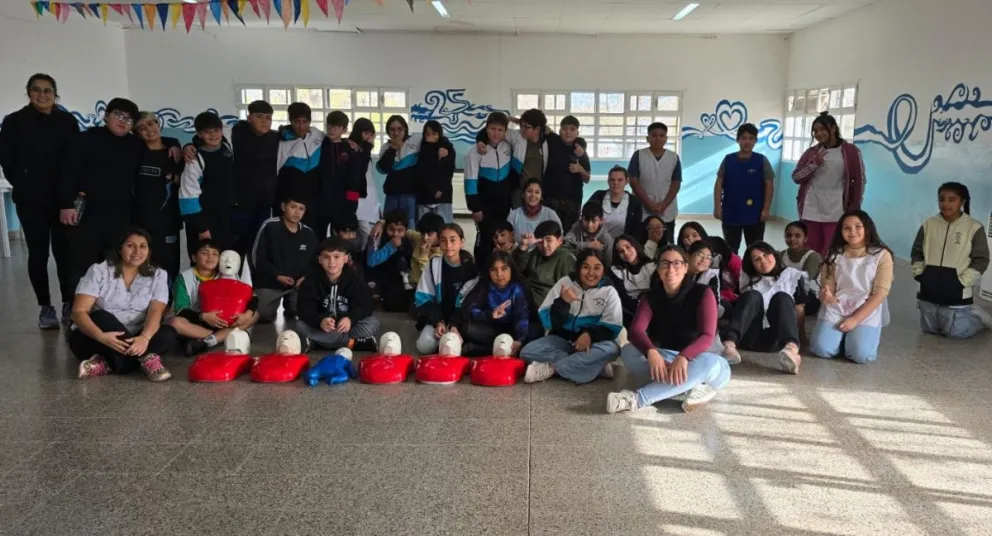 La jornada permitió que estudiantes de la Escuela 354 aprendieran técnicas básicas de primeros auxilios y actuación ante emergencias. Foto: Consejo Escolar Choele Choel.