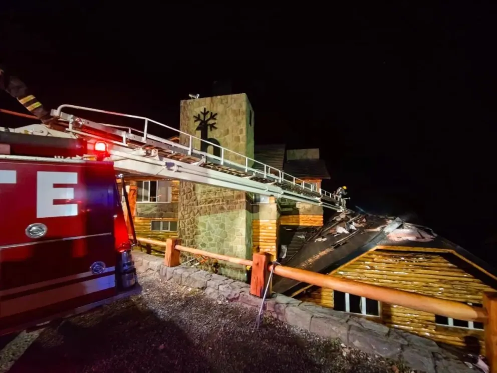 Articuladamente las instituciones de Bariloche hicieron frente al voraz incendio. Fotos y videos gentileza Prensa Bomberos Voluntarios Bariloche.