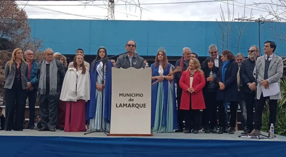 El intendente Sergio Hernández encabezó el acto aniversario de Lamarque y repasó obras, proyectos y desafíos que enfrenta la localidad en el actual contexto económico. Foto: gentileza.