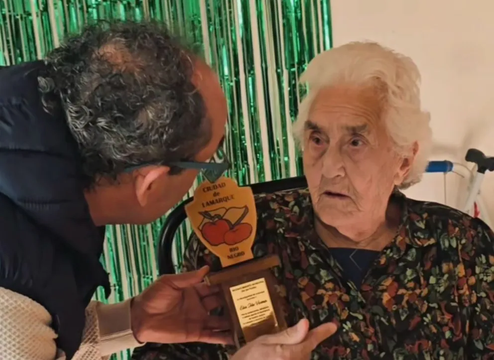 Elsa Vivanco recibió un reconocimiento especial durante las celebraciones por el 126° aniversario de Lamarque. Foto: Municipio Lamarque.