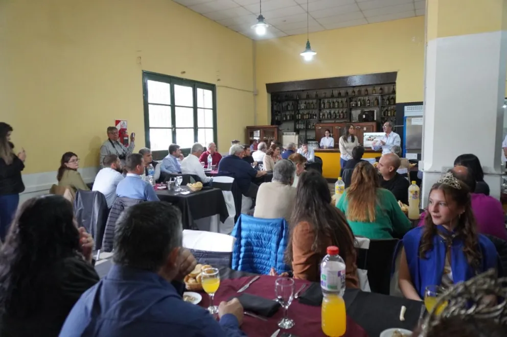 El CEAER celebró un nuevo aniversario de Lamarque con una propuesta gastronómica que reunió a estudiantes, docentes, autoridades y vecinos en el histórico “Bar Tito”. Foto: CEAER.
