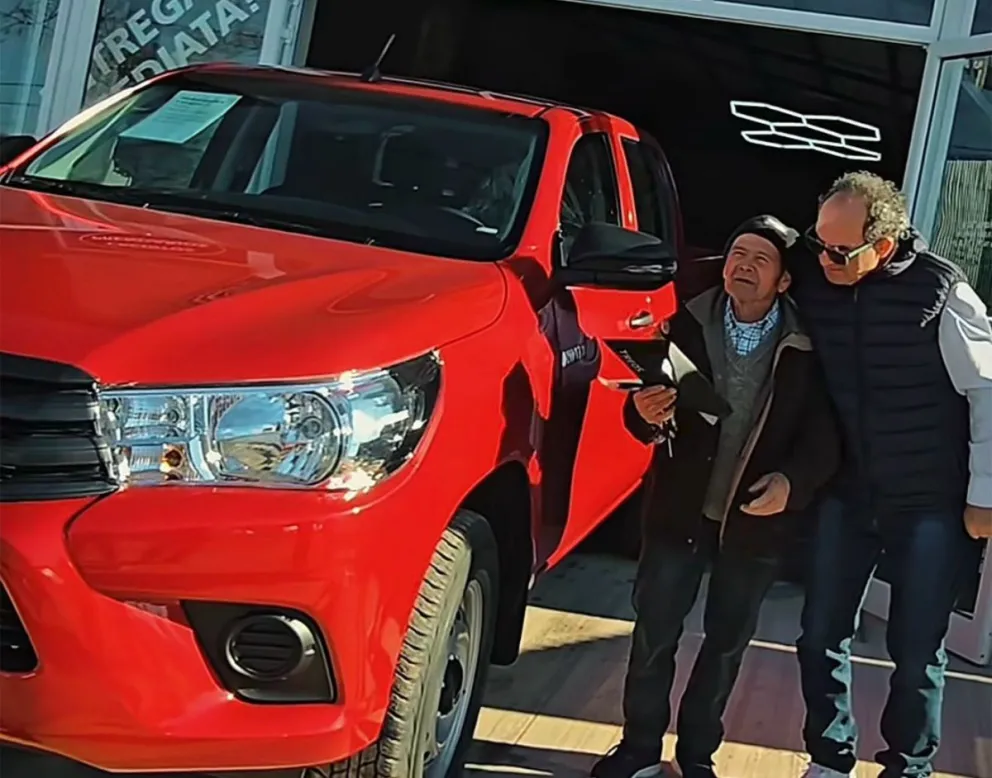 El ganador de la Gran Rifa Tomatera 2026 recibió la camioneta sorteada en un emotivo acto realizado esta semana. Foto: Municipio Lamarque.